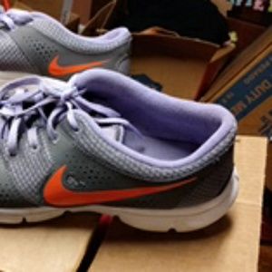 Nike Size 7 tennis shoes